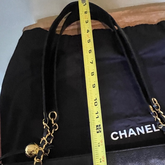 Chanel  Caviar Tote with Gold Hardware dust bag and card No Callouts EUC - Picture 10 of 13